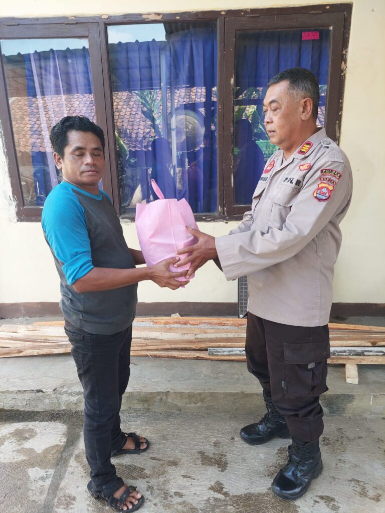 Kapolsek Bojong Polres Pandeglang Berikan Bantuan Sosial Kepada Warga Kurang Mampu 1 WhatsApp Image 2024 05 30 at 12.55.38