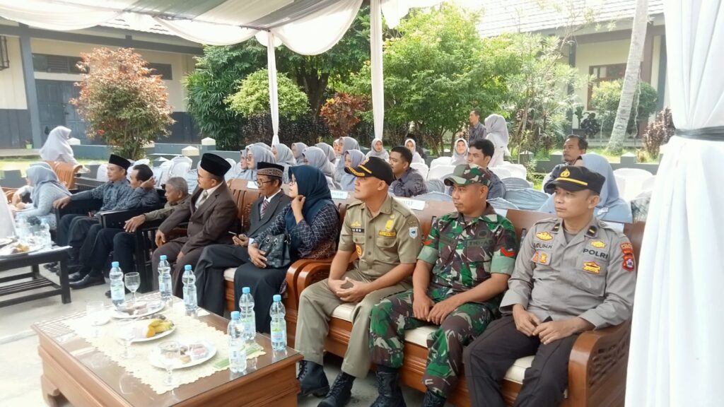 Polsek Menes Hadiri Pelepasan Siswa-siswi SMAN 4 Pandeglang, Berikan Semangat untuk Masa Depan 2 WhatsApp Image 2024 05 30 at 14.33.41