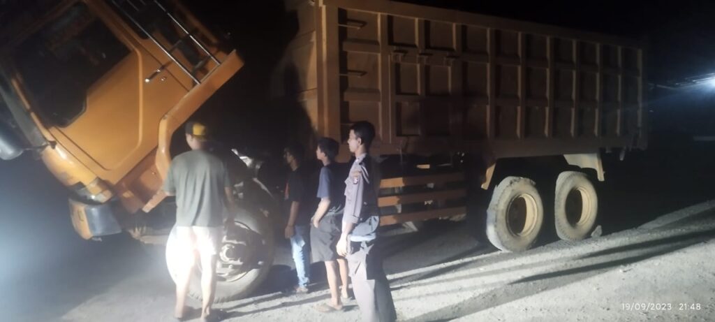 Polsek Bojong Gelar Patroli Malam Dialogis, Bantu Truk Muatan Mogok 6 IMG 20240601 WA0044