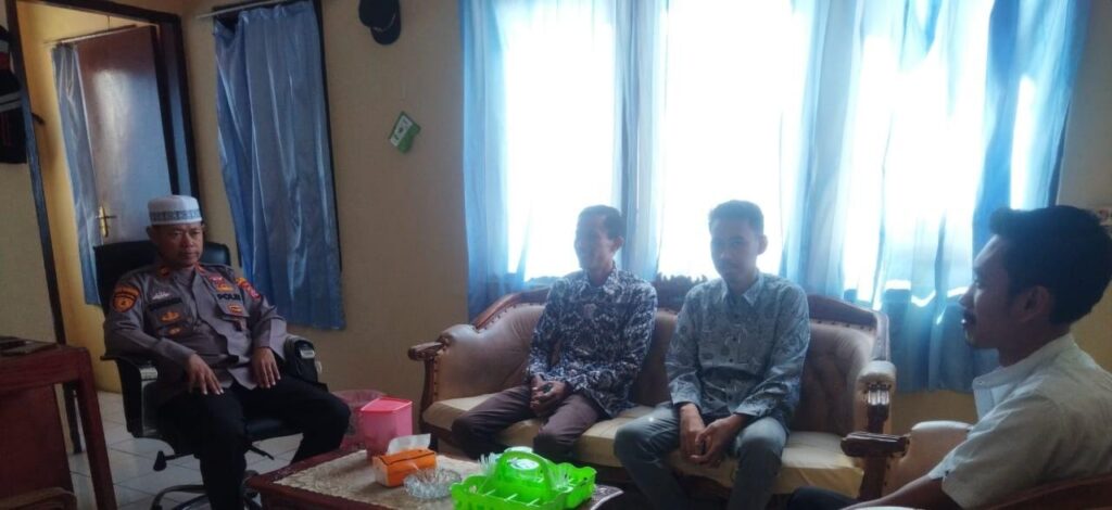Kapolsek Sumur IPTU Suhendi Terima Kunjungan Masyarakat dan Gelar Jum'at Curhat 4 IMG 20240601 WA0054