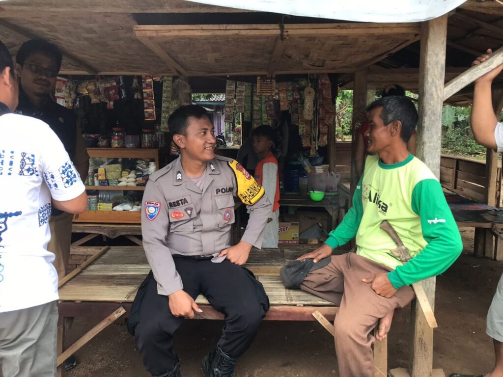 Bhabinkamtibmas Polsek Cikeusik Sambangi Warga Pekebun dan Petani di Sukaseneng 10 IMG 20240601 WA0070