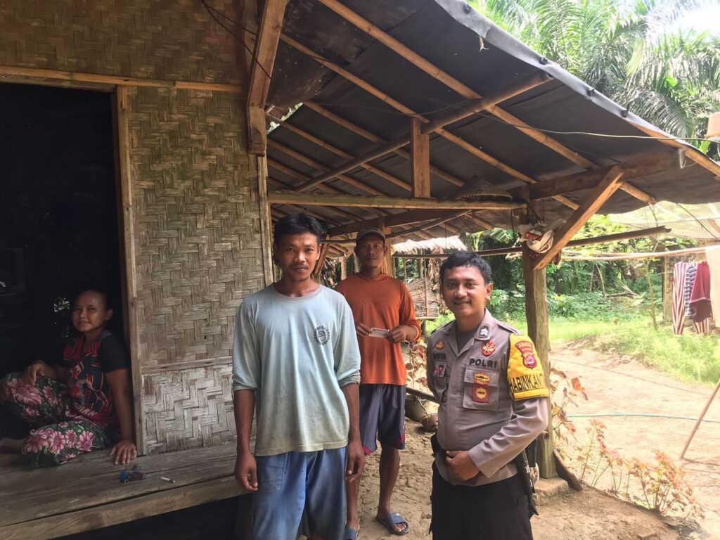 Bhabinkamtibmas Polsek Cikeusik Sambangi Warga di Kp. Cikeusik 9 IMG 20240601 WA0071