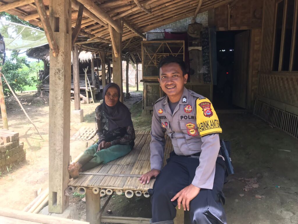 Bhabinkamtibmas Polsek Cikeusik Melaksanakan Sambang Lansia di Desa Cikeusik 8 IMG 20240601 WA0072