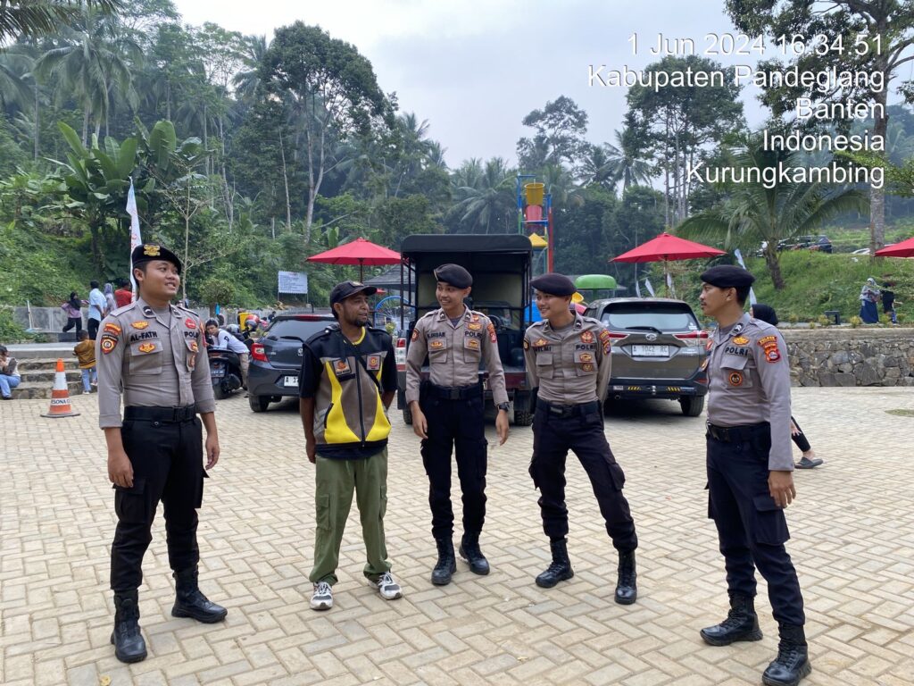Sat Samapta Polres Pandeglang Sambangi Obyek Wisata untuk Berikan Edukasi kepada Juru Parkir 5 IMG 20240601 WA0080