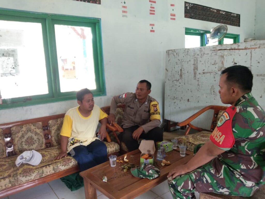Bhabinkamtibmas Polsek Cikeusik Sambangi Warga Sukamulya 1 IMG 20240601 WA0084