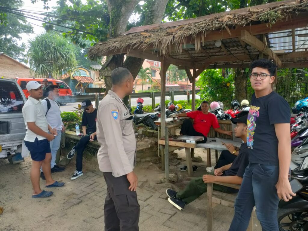 Patroli dan Himbauan Kepada Penjaga Parkir di Pantai Carita oleh Kanit Binmas Polsek Carita 10 IMG 20240602 WA0026
