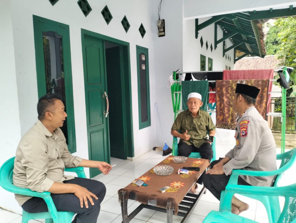 Jalin Silaturahmi, Kapolsek Menes Pandeglang Sambangi Tokoh Masyarakat 7 IMG 20240602 WA0055