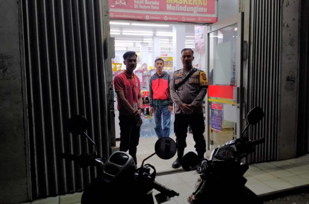 Bhabinkamtibmas Polsek Angsana Polres Pandeglang Sambangi Waralaba Pertokoan di Desa Angsana 4 IMG 20240602 WA0058