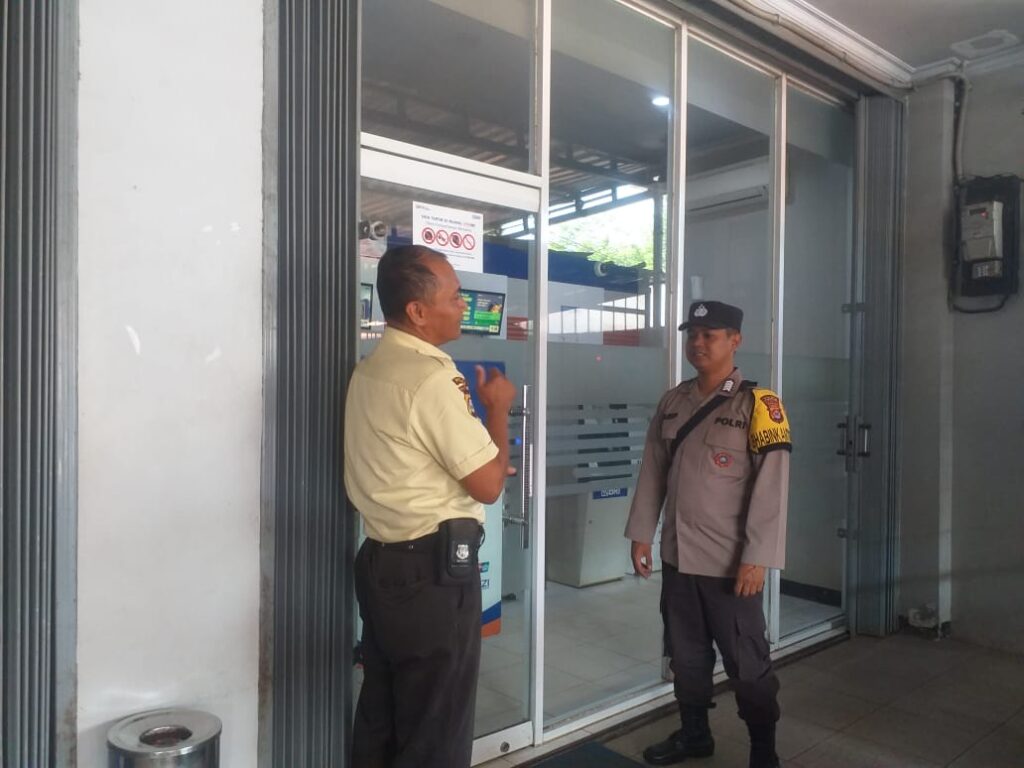 Bhabinkamtibmas Polsek Menes Pantau Keamanan ATM Bersama Satpam 7 IMG 20240602 WA0065