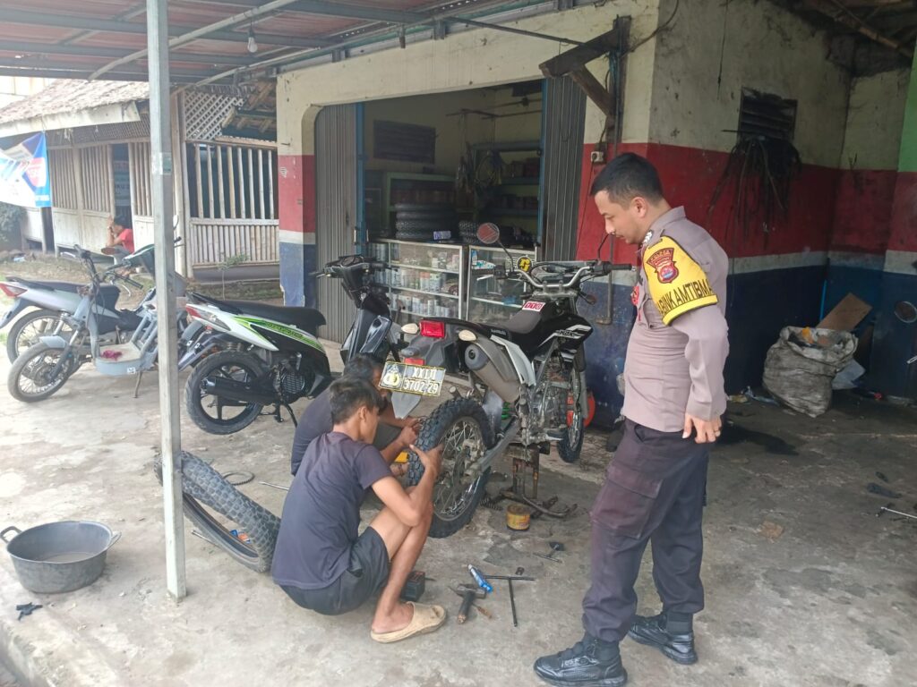 Polsek Menes Lakukan Patroli Dialogis dan Himbauan Kamtibmas Kepada Bengkel Sepeda Motor di Menes 6 IMG 20240602 WA0066