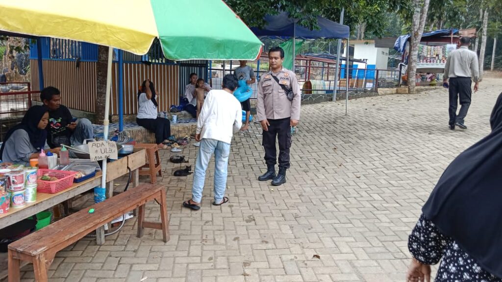 Polsek Menes Melakukan Patroli Dialogis ke Tempat Wisata Kolam Renang dan Mengedukasi Para Pedagang 4 IMG 20240602 WA0068