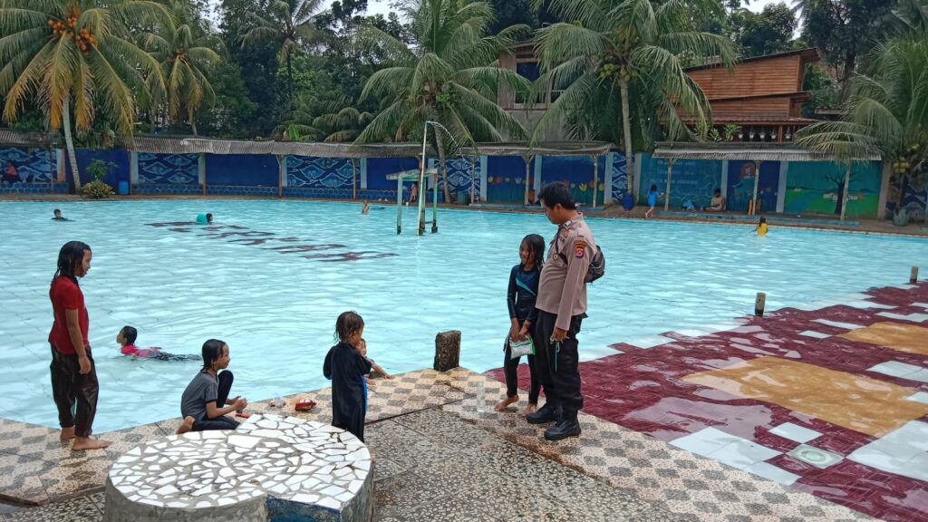 Polsek Menes Pandeglang Lakukan Patroli Dialogis di Kolam Renang dan Edukasi Pengunjung 3 IMG 20240602 WA0069