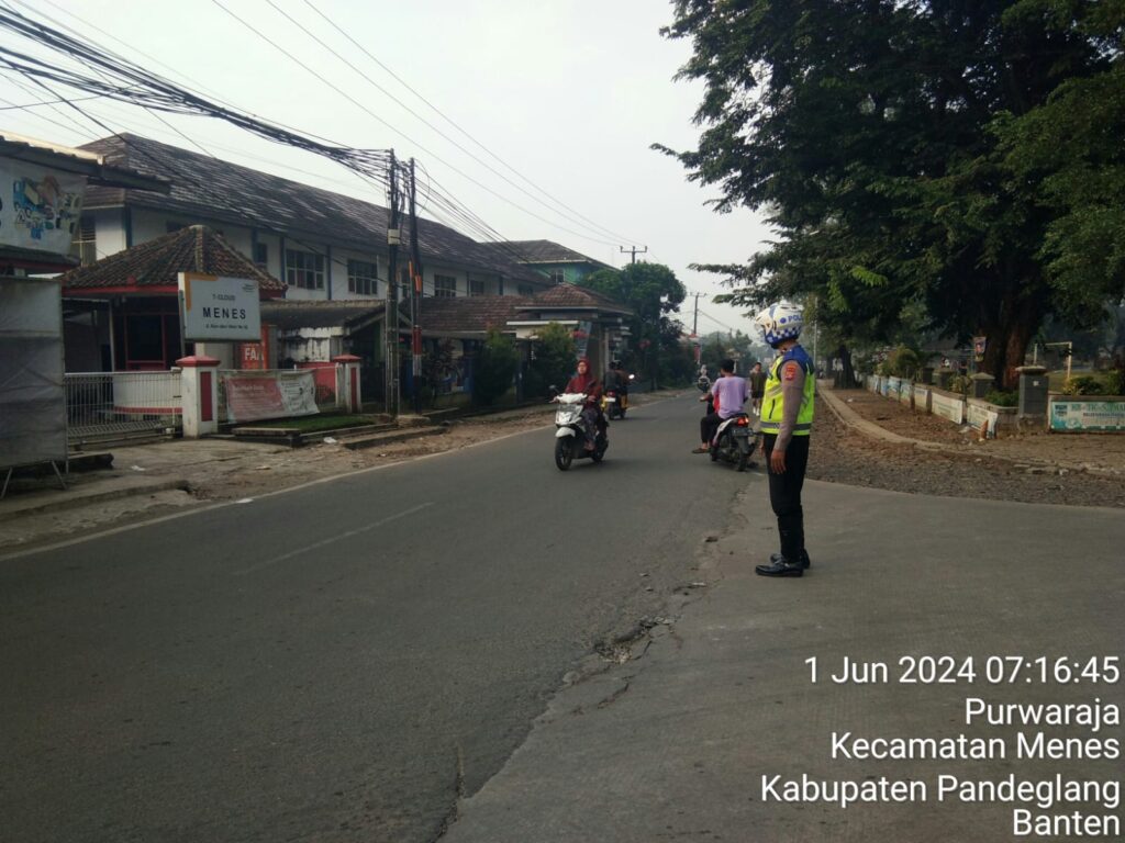 Polsek Menes Atur Lalu Lintas di Pertigaan Telkom Alun-Alun Menes pada Akhir Pekan 2 IMG 20240602 WA0070