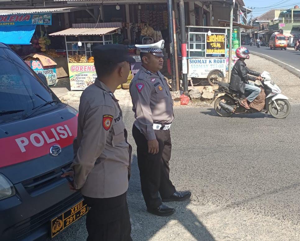 Kanit Lantas Polsek Cibaliung Turun ke Jalan Atur Lalu Lintas, Ciptakan Situasi Arus Lalin Tetap Lancar 9 IMG 20240602 WA0075