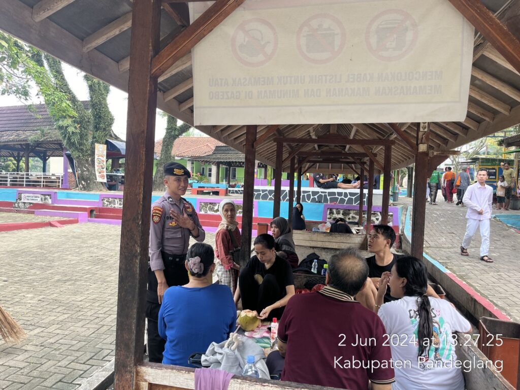 Sat Samapta Polres Pandeglang Berikan Pelayanan kepada Wisatawan di Obyek Wisata Pandeglang 6 IMG 20240602 WA0082