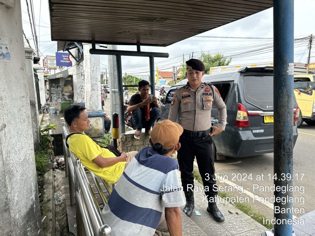 Personil Sat Samapta Polres Pandeglang Sambangi Sopir Angkot dalam Kegiatan Patroli Dialogis 3 IMG 20240603 WA0029