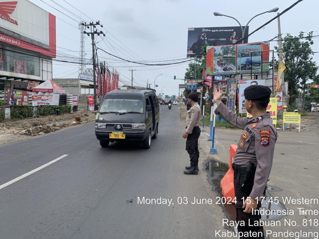 Sat Samapta Polres Pandeglang Gelar Pengaturan Lalu Lintas di Pertigaan Cipacung 4 IMG 20240603 WA0031