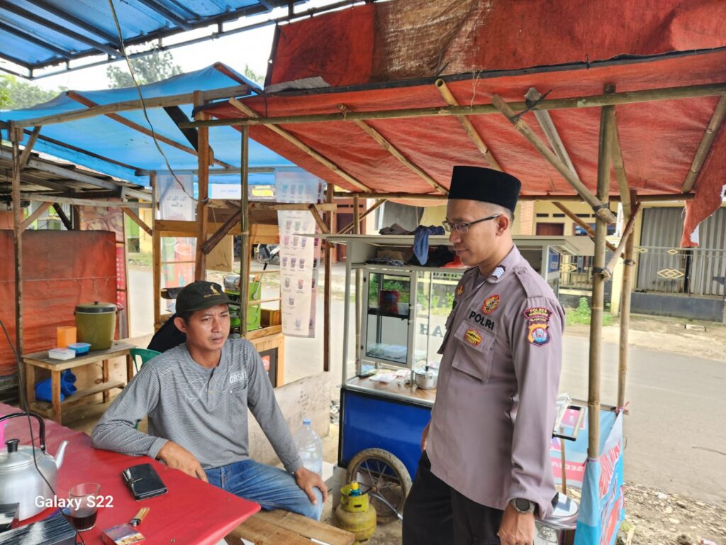 Polsek Menes Gelar Patroli Dialogis dan Himbauan Kamtibmas di Pertigaan Ciputri 4 IMG 20240605 WA0013