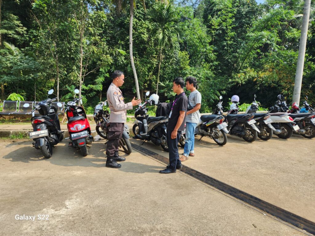Polsek Menes Melaksanakan Himbauan Kamtibmas Kepada Petugas Parkir di RSUD Aulia Kecamatan Menes 3 IMG 20240605 WA0014
