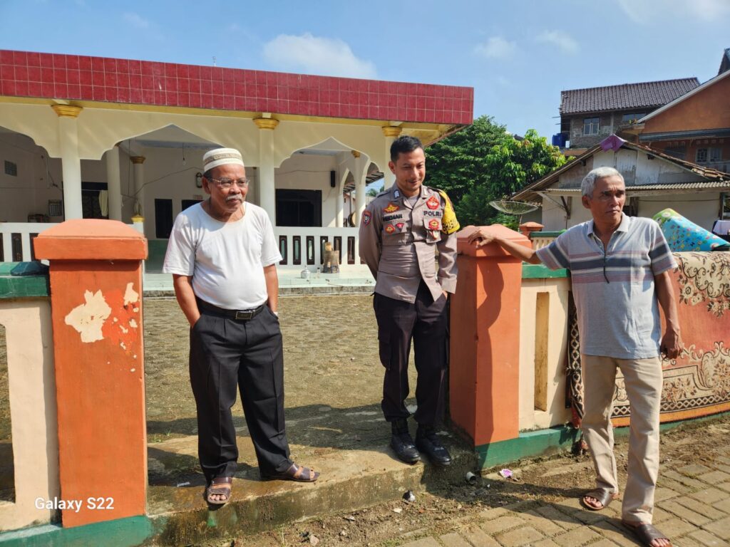 Bhabinkamtibmas Polsek Menes Sambangi Tokoh Masyarakat H. Sayuti di Kampung Banjar Kulon 10 IMG 20240605 WA0017