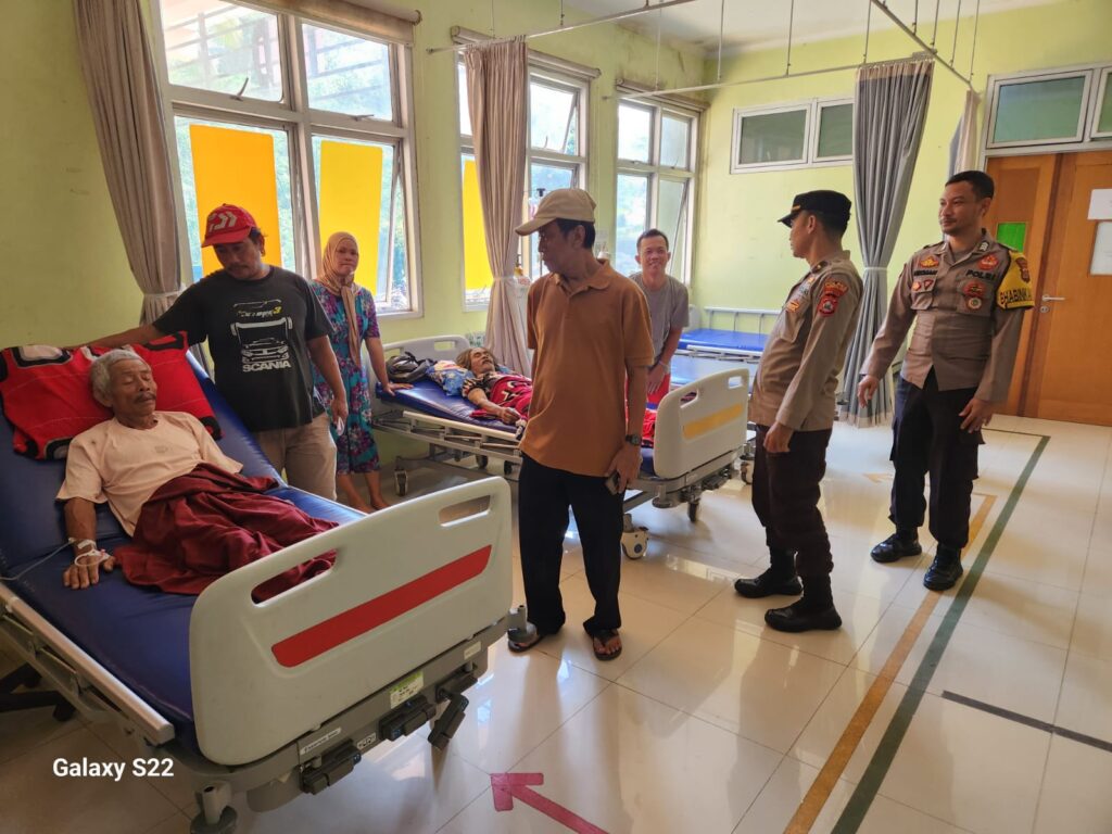 Polsek Menes Kunjungi Korban Robohnya TPQ Al Maghfiroh di Rumah Sakit 9 IMG 20240605 WA0018