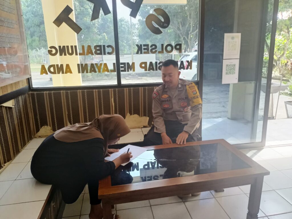 Polsek Cibaliung Berikan Pelayanan Prima Kepada Pemohon SKCK 10 IMG 20240606 WA0018