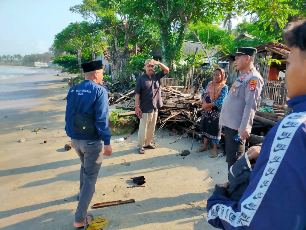 Polsek Cikeusik Gelar Patroli Pesisir Pantai Muara Dua Cikiruhwetan Bersama Kades Cikiruhwetan 9 IMG 20240606 WA0019