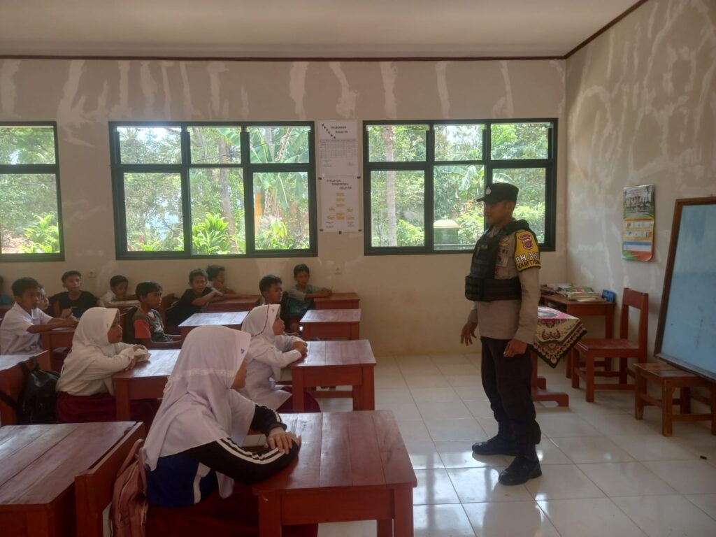 Bhabinkamtibmas Polsek Carita Berikan Penyuluhan Tentang Kenakalan Remaja di SMP Negeri 2 Carita 6 IMG 20240606 WA0022
