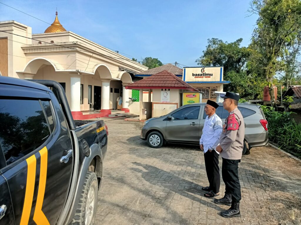 Polsek Cikeusik Gelar Patroli Dialogis untuk Memperkuat Sinergi dengan Kecamatan Cikeusik 2 IMG 20240606 WA0028