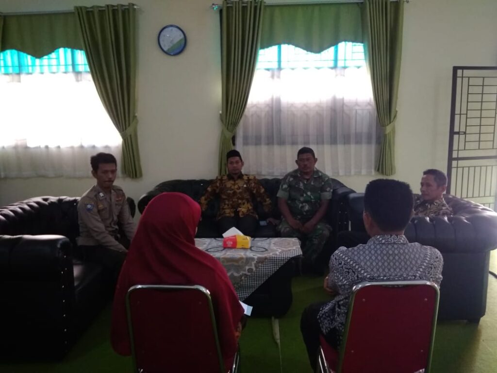 Bhabinkamtibmas Polsek Bojong Polres Pandeglang Sambangi Kantor Desa Bojong dan Berikan Edukasi tentang Bahaya Narkoba 1 IMG 20240609 WA0005