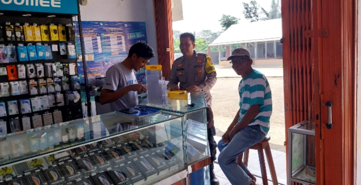 Bhabinkamtibmas Polsek Cikeusik Lakukan Sambang Ke Konter Service HP 4 IMG 20240601 205750