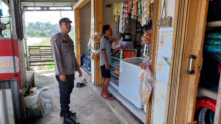 Bhabinkamtibmas Polsek Cikeusik Sambangi Pedagang Sembako di Desa Curugciung 3 IMG 20240601 210004