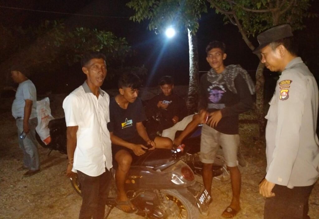Anggota Polsek Sumur Laksanakan Patroli Dialogis dan Himbauan Kamtibmas di Kecamatan Sumur 3 WhatsApp Image 2024 06 02 at 16.20.38