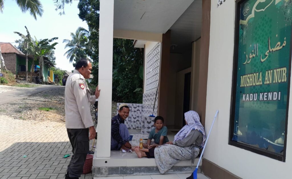 Polsek Menes Gelar Patroli Dialogis dan Himbauan Kamtibmas di Mushola An-Nur Kadukendi 8 WhatsApp Image 2024 06 02 at 16.45.53