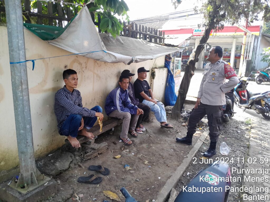 Polsek Menes Berikan Himbauan Lalu Lintas Kepada Para Ojek di Alun-Alun Menes 5 WhatsApp Image 2024 06 02 at 16.59.37