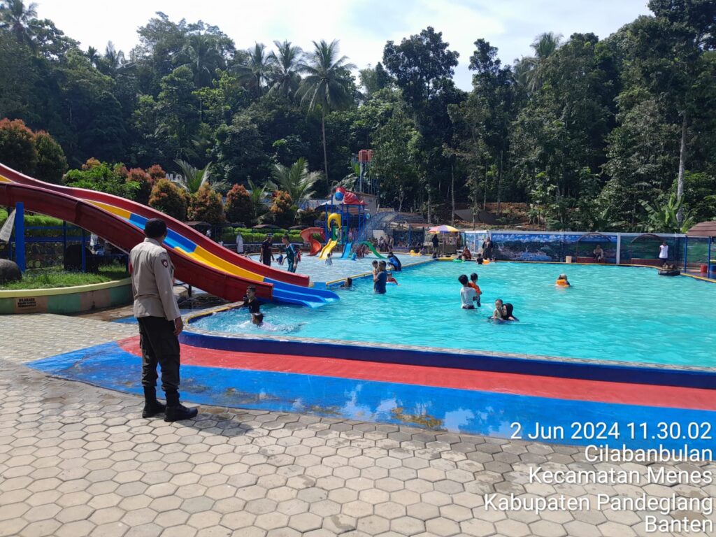 Kapolsek Menes Bersama Anggota Laksanakan Kontrol Objek Wisata Kolam Renang dan Dialogis dengan Pengelola 3 WhatsApp Image 2024 06 02 at 17.01.16