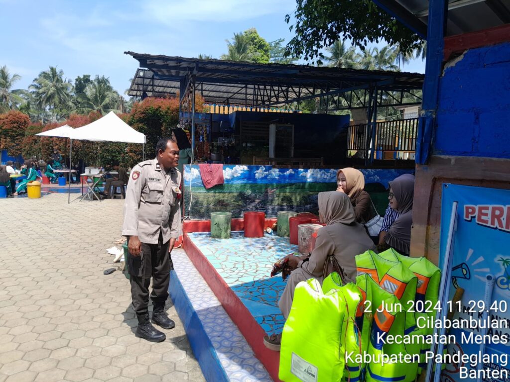 Polsek Menes Tingkatkan Keamanan di Wisata Kolam Renang Menes 2 WhatsApp Image 2024 06 02 at 17.07.09