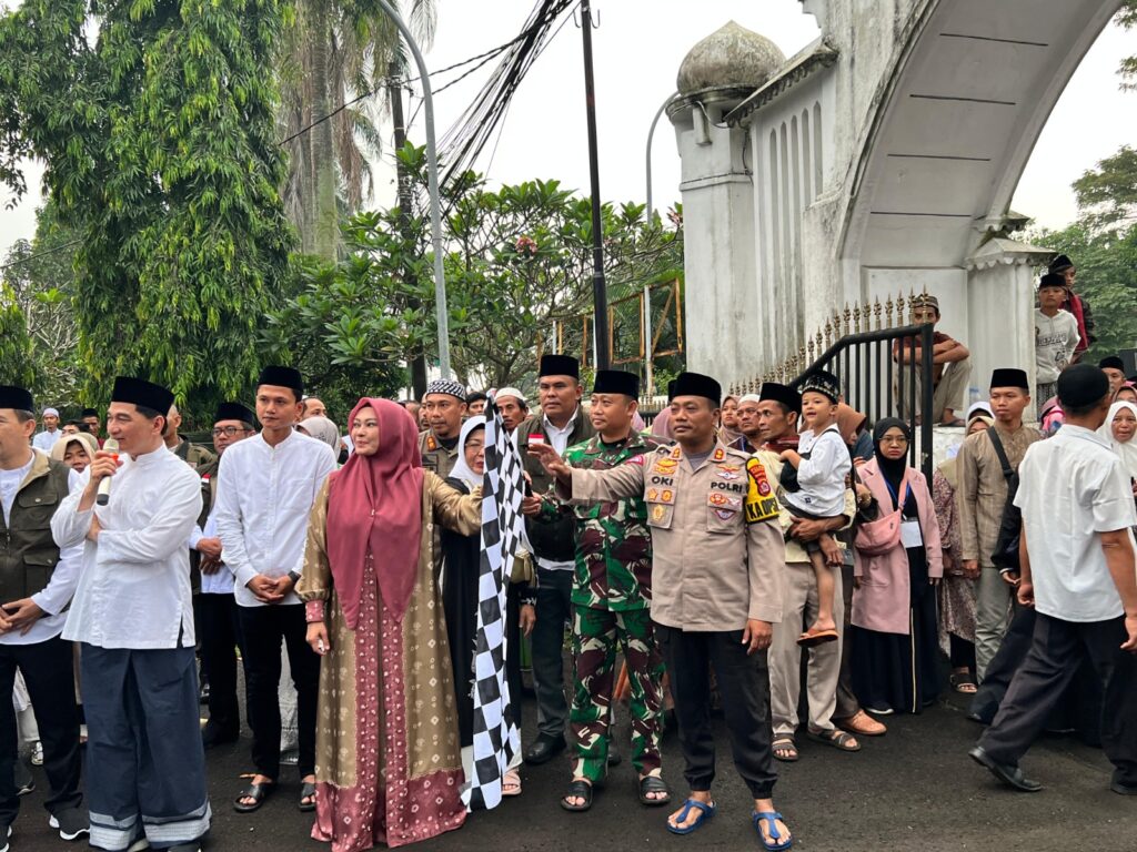 Kapolres Pandeglang Bersama Forkopimda Kabupaten Pandeglang Lepas Rombongan Calon Jamaah Haji 10 WhatsApp Image 2024 06 03 at 06.43.29 1