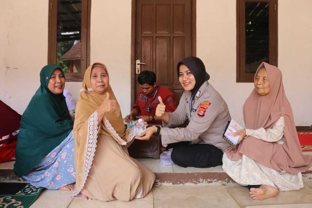Sidokkes Polres Pandeglang Gelar Bakti Kesehatan di Pondok Pesantren Arrosyidiyah dalam Rangka HUT Bhayangkara ke-78 2 WhatsApp Image 2024 06 04 at 12.18.39