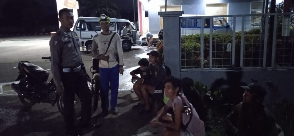 Petugas Patroli Malam Polsek Carita Sambangi Warga yang Berkumpul, Tingkatkan Keamanan Lingkungan 7 WhatsApp Image 2024 06 06 at 05.48.04