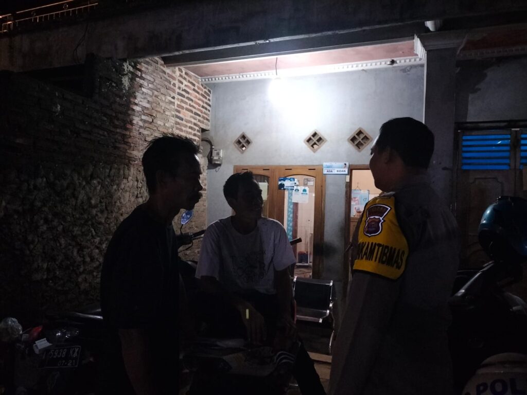 Bhabinkamtibmas Polsek Carita Himbau Pemuda yang Nongkrong di Malam Hari 8 WhatsApp Image 2024 06 06 at 05.51.18