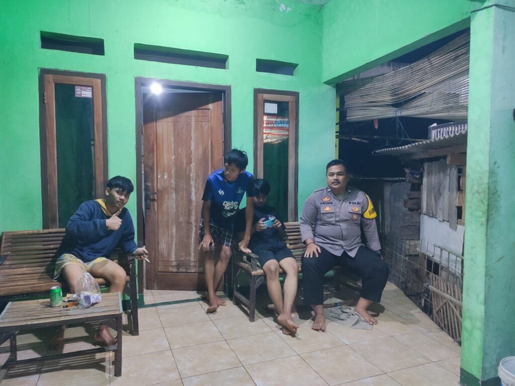 Bhabinkamtibmas Polsek Angsana Polres Pandeglang Sambangi Masyarakat di Desa Angsana 9 WhatsApp Image 2024 06 06 at 06.05.05