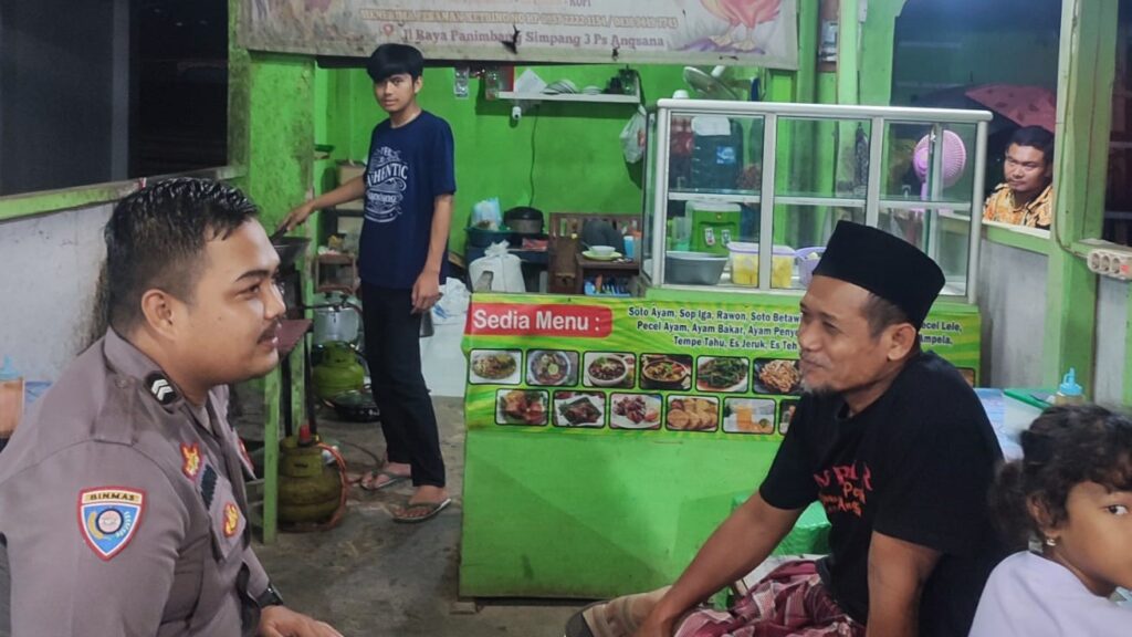 Berinteraksi Langsung dengan Masyarakat, Bhabinkamtibmas Polsek Angsana Polres Pandeglang Sampaikan Pesan Kamtibmas 10 WhatsApp Image 2024 06 06 at 06.05.22