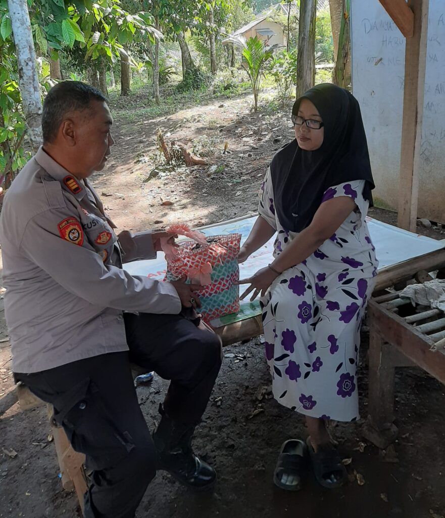 Kapolsek Bojong Polres Pandeglang Salurkan Bantuan Sosial kepada Warga Kurang Mampu 10 WhatsApp Image 2024 06 06 at 12.18.00