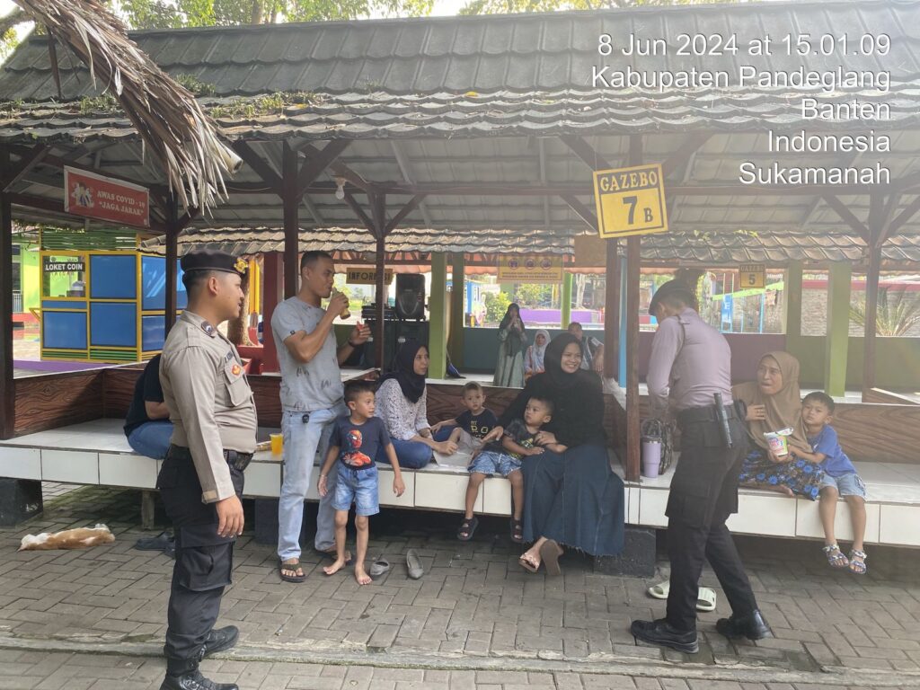 Sat Samapta Polres Pandeglang Berikan Himbauan Kamtibmas kepada Pengunjung Obyek Wisata Pemandian Alam Sari 6 WhatsApp Image 2024 06 08 at 18.54.58
