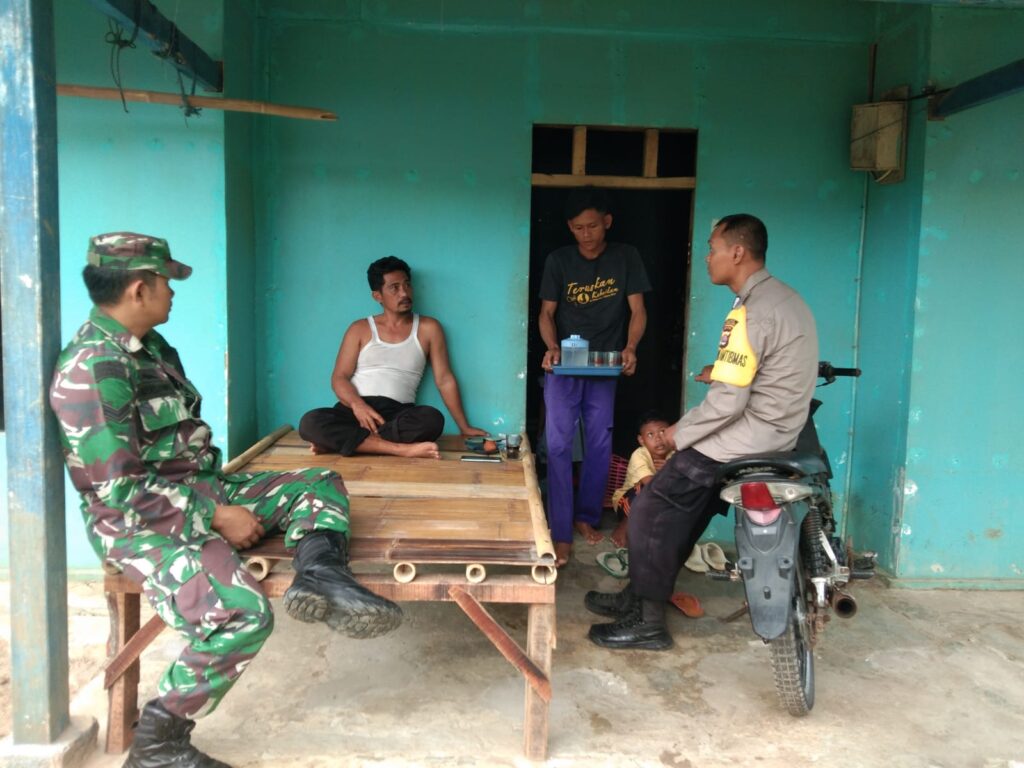 Polsek Cikeusik Jalin Sinergitas dengan TNI, Sambangi Tokoh Pemuda Desa Sukamulya 1 WhatsApp Image 2024 06 10 at 04.33.01