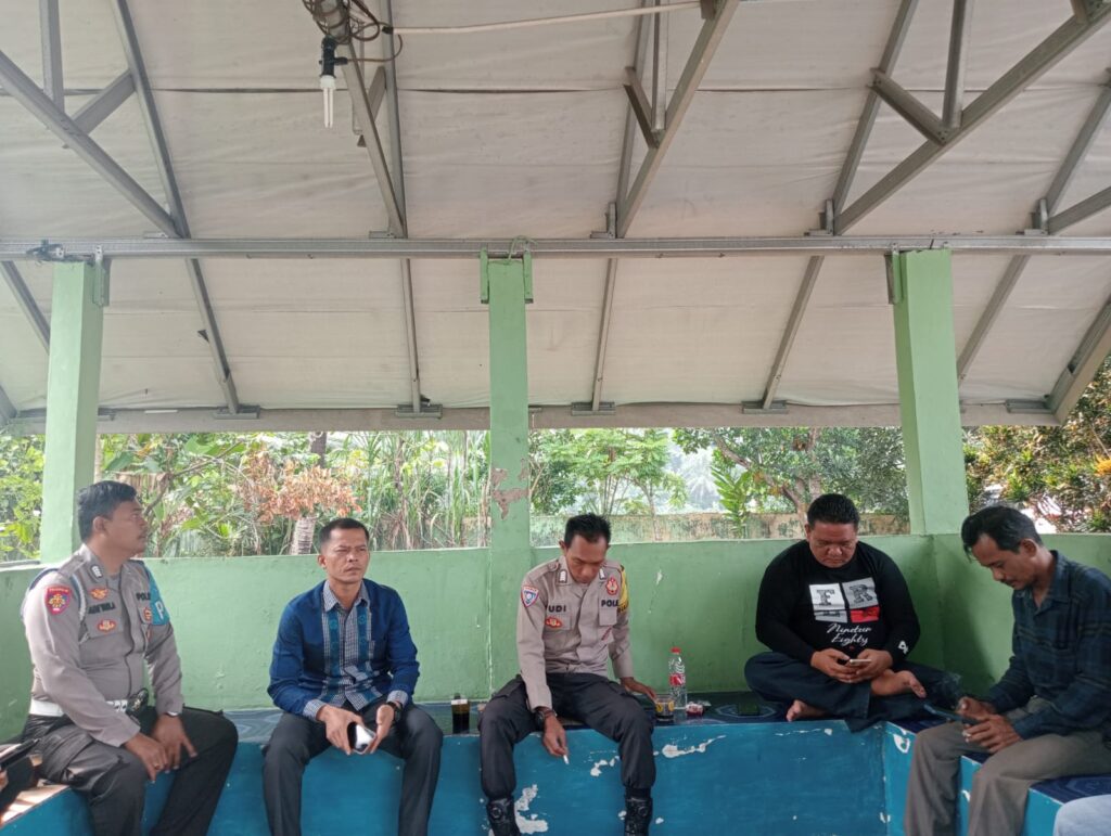 Bhabinkamtibmas Polsek Carita Membantu Masyarakat Membangun Jembatan Penghubung di Desa Cinoyong 2 WhatsApp Image 2024 06 10 at 04.41.51