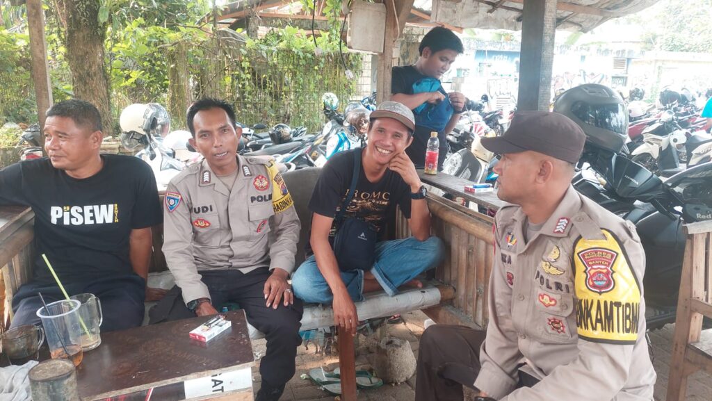 Petugas Patroli Polsek Carita Melaksanakan Patroli Wisata dan Memberikan Himbauan kepada Penjaga Parkiran 3 WhatsApp Image 2024 06 10 at 04.44.44