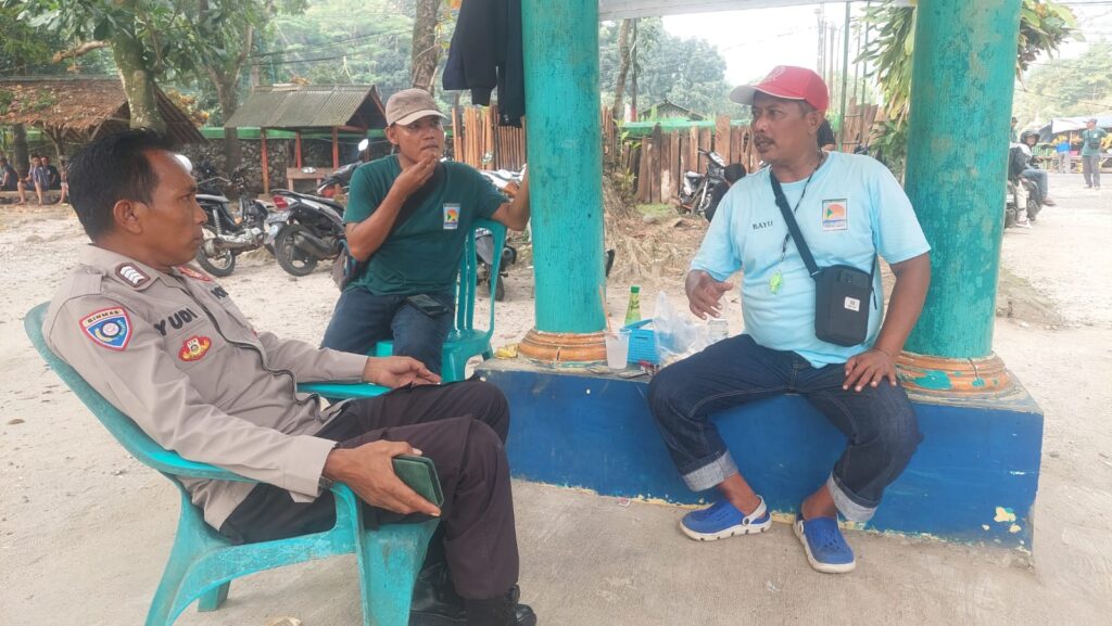 Petugas Patroli Polsek Carita Melaksanakan Patroli Wisata dan Berbincang-bincang dengan Pengelola Pantai 4 WhatsApp Image 2024 06 10 at 04.47.18