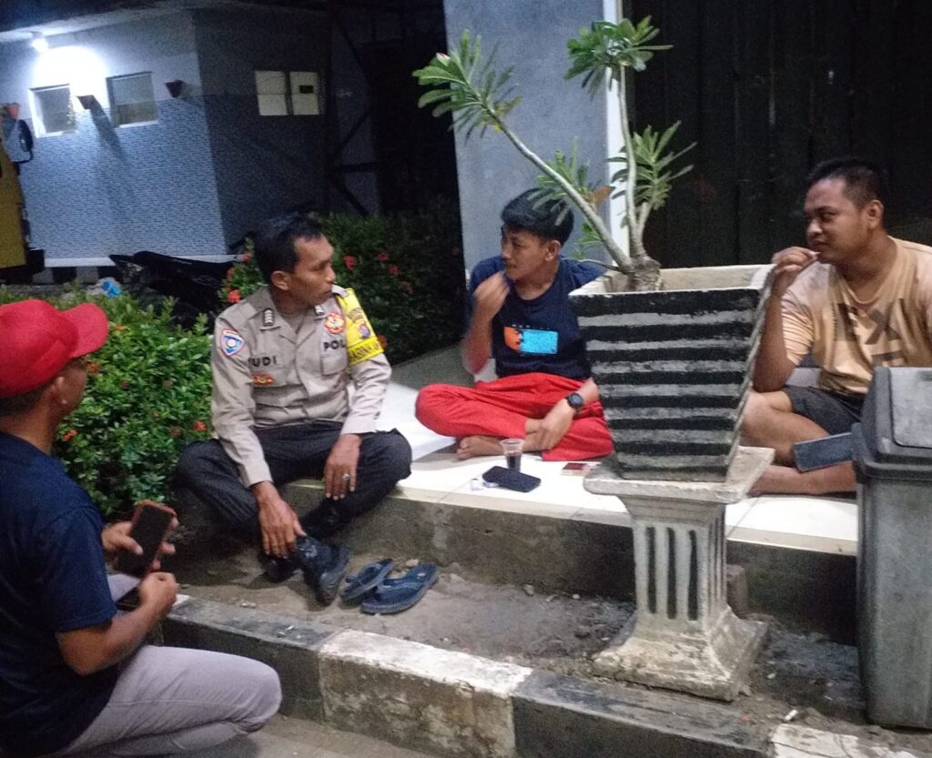Anggota Polsek Carita Melaksanakan Patroli Malam dan Ngobrol Bareng Masyarakat 6 WhatsApp Image 2024 06 10 at 04.59.45